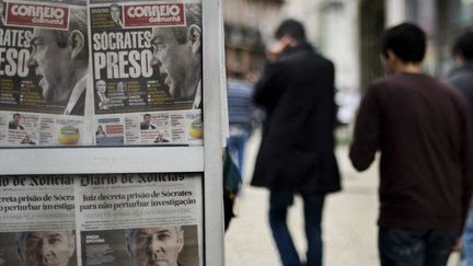 José Socrates fait la une des journaux le 25 novembre 2014 à Lisbonne. (AFP PHOTO / PATRICIA DE MELO MOREIRA)