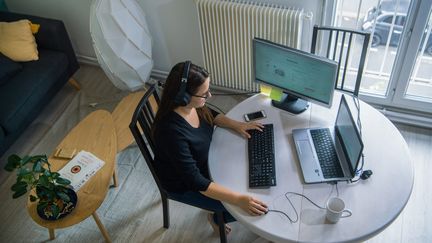 Une employée en télétravail à Clermont-Ferrand. Photo d'illustration. (RICHARD BRUNEL / MAXPPP)