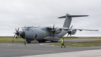 Une photo de l'Etat-major des armées, diffusée le 16 août 2021, montre un A400M qui patiente à la base aérienne d'Orléans Bricy avant de décoller pour l'Afghanistan, où il doit participer aux opérations d'évacuation. (HANDOUT / EMACOM / AFP)