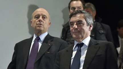 Alain Juppé et François Fillon, côte à côte, à Bordeaux, le 25 janvier 2017.&nbsp; (GEORGES GOBET / AFP)