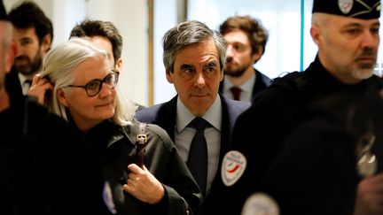 Penelope et François Fillon au palais de justice de Paris lors de leur procès, le 10 mars 2020. (THOMAS SAMSON / AFP)