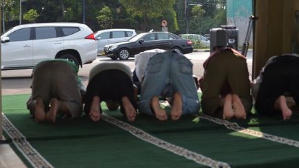 Une camionnette verte et blanche, aménagée en lieu de culte, circule à Jarkarta depuis le début du ramadan, et ouvre ses portes entre 15h et 19h. (ADEK BERRY / AFP)