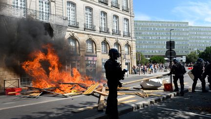 La police lors d'un rassemblement en mémoire à Steve Maia Caniço, à Nantes (Loire-Atlantique), le 3 août 2019. (JEAN-FRANCOIS MONIER / AFP)