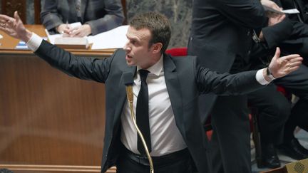 Le ministre de l'Economie, Emmanuel Macron, s'exprime &agrave; l'Assembl&eacute;e nationale, le 17 f&eacute;vrier 2015, &agrave; Paris. (JACQUES BRINON/AP/SIPA)