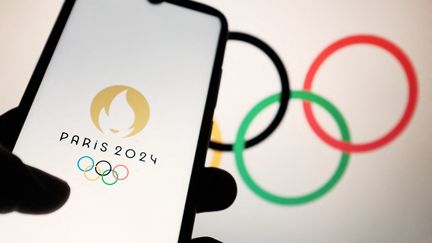 Le logo des Jeux olympiques de Paris 2024. (NIKOLAS KOKOVLIS / NURPHOTO / AFP)