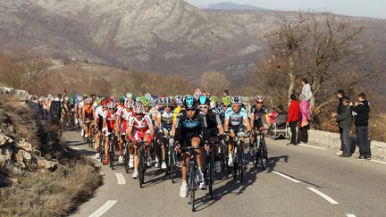 Le peloton sur les routes de Paris-Nice (EUROSPORT)