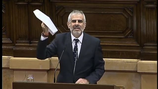 Un député catalan de l'opposition déchire la résolution d'indépendance