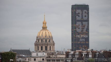 &nbsp; (Le 3637 affiché sur la tour Montparnasse à Paris, les 4 et 5 décembre 2015 © Maxppp)