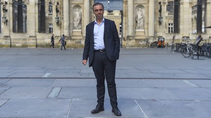 Le nouveau maire EELV de Bordeaux, Pierre Hurmic, devant l'Hôtel de Ville de la commune, le 29 juin 2020. (NICOLAS TUCAT / AFP)