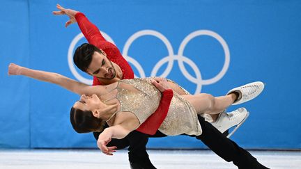 Guillaume Cizeron et Gabriella Papadakis lors de l'épreuve de danse libre de patinage artistique des Jo de Pékin, lundi 14 février 2022. (ANNE-CHRISTINE POUJOULAT / AFP)