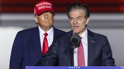 Donald Trump aux côtés de Mehmet Oz, chirurgien star de la télévision puis candidat républicain au Sénat, le 5 novembre 2022 lors d'un meeting de campagne à Latrobe (Pennsylvanie). (JIM LO SCALZO / EPA)