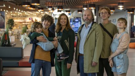 Alexandra Lamy et Philippe Katerine avec Matteo Perez, Joaquim Fossi et Chloé Barkoff-Gaillard dans "Le test" d'Emmanuel Poulain-Arnaud. (MARIE-CAMILLE ORLANDO / 24 25 FILMS – APOLLO FILMS – FRANCE 3 CINEMA)