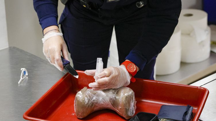 A French customs officer tests a package of cocaine (photo illustration).  (GEOFFROY VAN DER HASSELT / AFP)