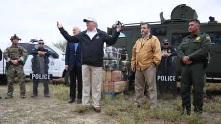 Le président américain Donald Trump reçoit un briefing sur la sécurité à la frontière à&nbsp;McAllen, au Texas, le 10 janvier 2019. (JIM WATSON / AFP)