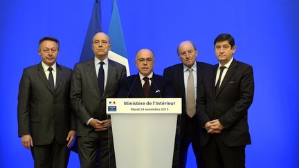 Le secrétaire d'Etat aux Sports Thierry Braillard, le maire de Bordeaux Alain Juppe, le ministre de l'Intérieur Bernard Cazeneuve, le président du comité d'organisation de l'Euro-2016 Jacques Lambert et le ministre de la ville, de la jeunesse et des Sports, Patrick Kanner. (ALAIN JOCARD / AFP)