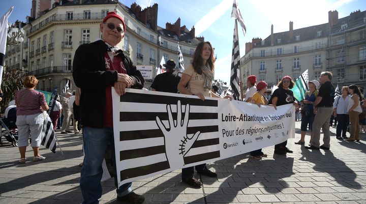 Des militants de la "r&eacute;unification" de la Bretagne d&eacute;filent &agrave; Nantes (Loire-Atlantique), samedi 27 septembre. (JEAN-SEBASTIEN EVRARD / AFP)