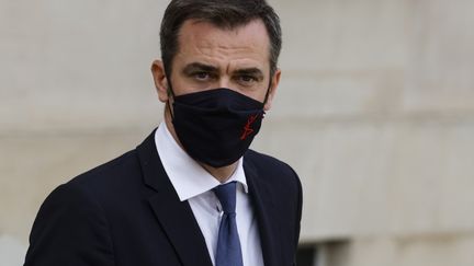 Le ministre de la Santé, Olivier Véran,&nbsp;sur le perron de l'Elysée,&nbsp;le 7 octobre 2020.&nbsp; (LUDOVIC MARIN / AFP)