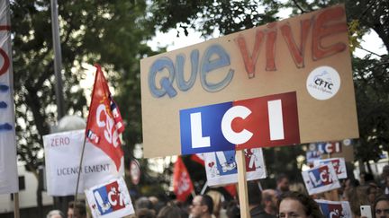 Des employés de la chaîne LCI manifestent, le 2 octobre 2014, contre un plan de licenciement.&nbsp; (STEPHANE DE SAKUTIN / AFP)