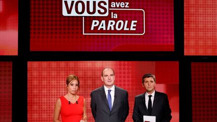 Jean Castex, Premier ministre (au milieu), entouré de Léa Salamé et Thomas Sotto sur le plateau de "Vous avez la parole" sur France 2, le 24 septembre 2020. (AFP)