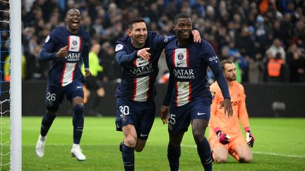 La joie des Parisiens après le but de Lionel Messi contre l'OM, au stade Vélodrome, le 26 février 2023. (NICOLAS TUCAT / AFP)
