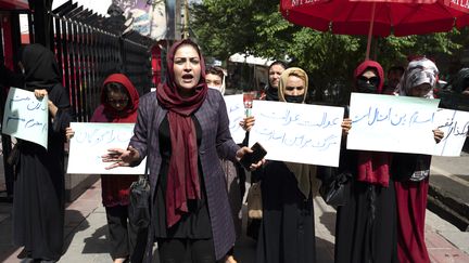 Des femmes manifestent&nbsp;contre le port obligatoire du voile intégral en public,&nbsp;à Kaboul (Afghanistan), le 10 mai 2022. (WAKIL KOHSAR / AFP)