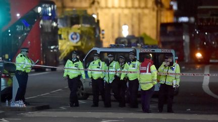 Des policiers sécurisent les lieux de l'attaque qui a eu lieu dans le centre de Londres, mercredi 22 mars. (HANNAH MCKAY / REUTERS)