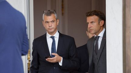 Alexis Kohler, le secrétaire général de l'Elysée et Emmanuel Macron, le président de la République, le 31 août 2022. (LUDOVIC MARIN / AFP)