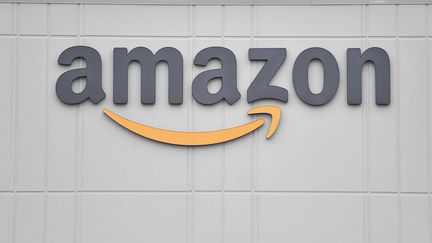 Le logo d'Amazon figure&nbsp;sur les locaux de l'entreprise à New York (Etats-Unis), le 30 mars 2020. (ANGELA WEISS / AFP)