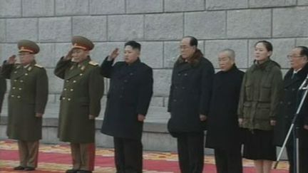 Kim Jong-un, le fils et successeur de Kim Jong-il (3e en partant de la gauche), salue l'arm&eacute;e qui d&eacute;file devant le mausol&eacute;e&nbsp;Kumsusan de Pyongyang (Cor&eacute;e du Nord) &agrave; l'issue des obs&egrave;ques de son p&egrave;re, le 28 d&eacute;cembre 2011. (FTVi / REUTERS)