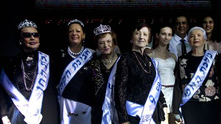 Chava Hershkovitz (2e D), la gagnante d'une concours de beaut&eacute; organis&eacute;e pour les survivantes de l'Holocauste, pose entour&eacute;e d'autres comp&eacute;titrices &agrave; Ha&iuml;fa (Isra&euml;l), le 28 juin 2012. (MENAHEM KAHANA / AFP)