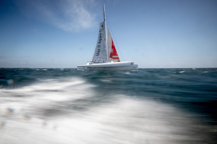 Le trimaran de Romain Pilliard, "Use it again" le 25 mai 2021 le long des côtes de la Trinité-sur-Mer.&nbsp; (LOIC VENANCE / AFP)