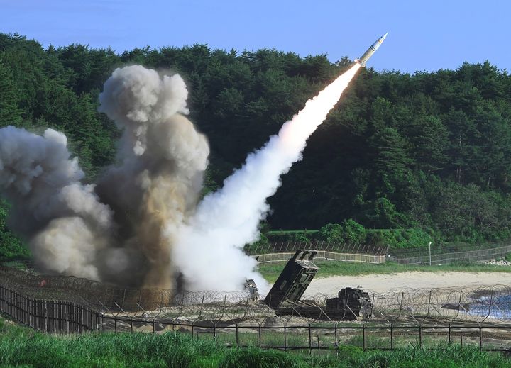 Un missile tiré par la Corée du Nord, à l'occasion d'un test, le 5 juillet 2017. (HANDOUT / SOUTH KOREAN DEFENCE MINISTRY / AFP)