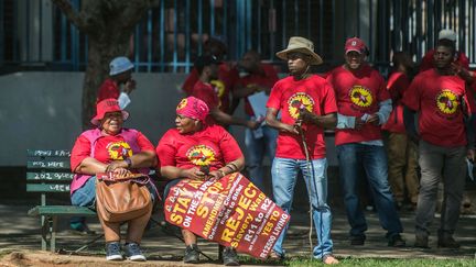 Des militants syndicaux sud-africains opposés au montant du salaire mimimum qu'ils jugent trop bas, lors d'une manifestation en avril 2018 à Johannesburg.&nbsp; (MUJAHID SAFODIEN / AFP)