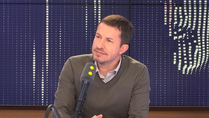 Le journaliste sportif Grégoire Margotton commentera vendredi soir sur TF1 le match de la Ligue des nations entre la France et les Pays-Bas au côté de Bixente Lizarazu. (FRANCEINFO / RADIOFRANCE)