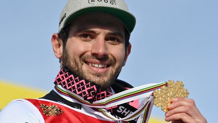 Mathieu Faivre sur le podium du championnat du monde de ski alpin à&nbsp;Cortina d'Ampezzo (Italie), le 19 février 2021. (FABRICE COFFRINI / AFP)