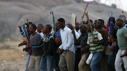 Des mineurs quittent la r&eacute;union de n&eacute;gociations avec le groupe minier Lonmin, le 29 ao&ucirc;t 2012 &agrave; Marikana (Afrique du Sud).&nbsp; (MIKE HUTCHINGS / REUTERS)