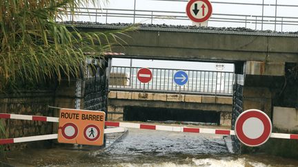 Le pont qui mène au boulevard Leader à Cannes (Alpes-Maritimes) a été fermé à la circulation, le 23 novembre 2019, à cause des inondations. (MAXPPP)