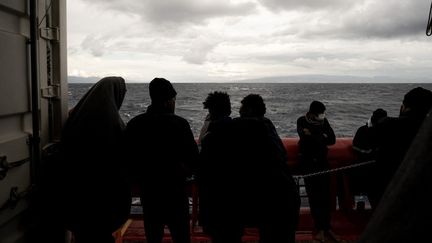 Des migrants à bord du navire "Ocean Viking",&nbsp;en Méditerranée, le 5 novembre 2022. (VINCENZO CIRCOSTA / ANADOLU AGENCY / AFP)