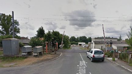 La conductrice s'est engag&eacute;e sur une voie ferr&eacute;e &agrave; hauteur d'un passage &agrave; niveau &agrave; Colayrac-Saint-Cirq (Lot-et-Garonne). (GOOGLE STREET VIEW / FRANCETV INFO)