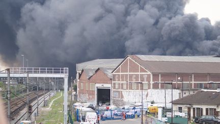 Le feu a pris vers 14 heures dans un entrep&ocirc;t de textile et chaussures de 10 000 m2 &agrave; La Courneuve (Seine-Saint-Denis).&nbsp; (CITIZENSIDE/MICKAEL DEV / CITIZENSIDE.COM / AFP)