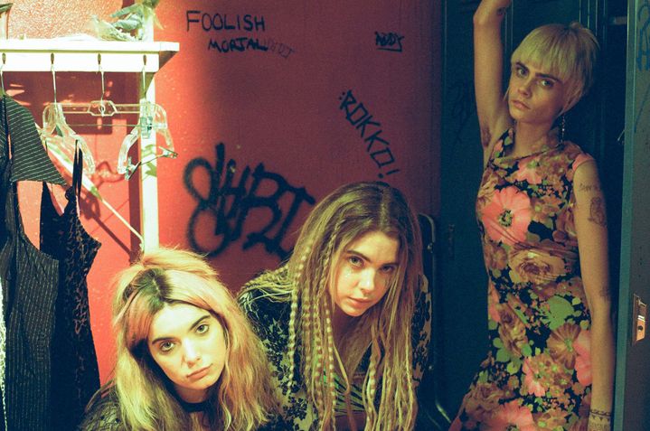 Dylan Gelula, Ashley Benson et cara Delevingne incarnent les membres d'Akergirls, un groupe de femmes plus jeunes symbolisant la relève de Becky Something. (Don Stahl)