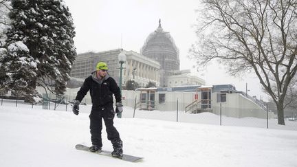 Près du Capitole, à Washington, certains ont préféré sortir un&nbsp;snowboard plutôt qu'une paire de skis.&nbsp; (JOSHUA ROBERTS / REUTERS)