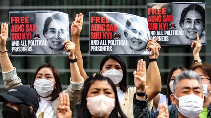 Rassemblement d'activistes pour la libération d'Aung San Suu Kyi à Tokyo (Japon), le 22 mai 2022.&nbsp; (PHILIP FONG / AFP)