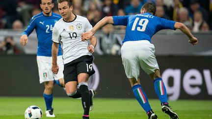 Mario Goetze face à Alessandro Florenzi (à gauche) et Leonardo Bonucci, lors d'un match amical le 29 mars dernier (SVEN HOPPE / DPA)