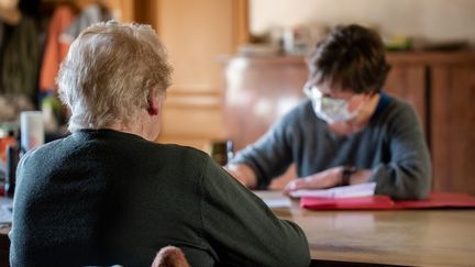 Une consultation de médecin généraliste à domicile pendant l'épidémie de Covid-19. Illustration. (ROMAIN LONGIERAS / HANS LUCAS)