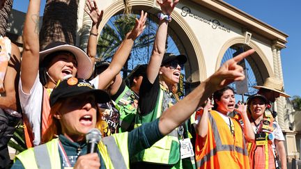 Des membres du syndicat SAG-Aftra manifestent devant les studios Paramount à Los Angeles (Californie) lors du dernier jour de grève. (MARIO TAMA / GETTY IMAGES)