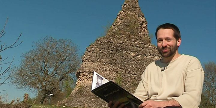 Etienne Matthieu, alias Human, présente sa bande dessinée "Sous les Etoiles" parue aux Editions des Vents du Morvan, devant la pyramide de Couhard, à Autun.
 (France 3 / Culturebox)