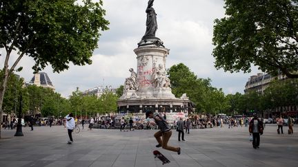 Un jeune homme fait du skateboard sur la place de la République, à Paris, le 28 mai 2016. (RODRIGO AVELLANEDA / ANADOLU AGENCY)