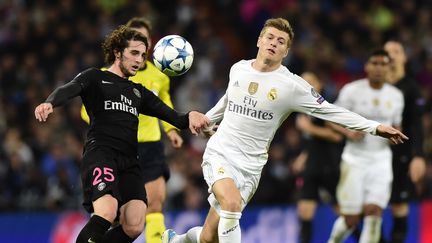 Le milieu de terrain du PSG Adrien Rabiot et son homologue du Real Madrid Toni Kroos durant&nbsp;le match en Ligue des champions à Madrid, le 3 novembre 2015. (JAVIER SORIANO / AFP)