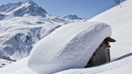 Un chalet recouvert de neige &agrave; Saint Ant&ouml;nien-Partnun (Suisse), le 26 mars 2012. (ARNO BALZARINI / AP / SIPA)